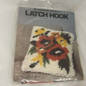 VTG CM Latch Hook Pillow Columbia Minerva Anemones 15” X 15” Meredith Gladstone